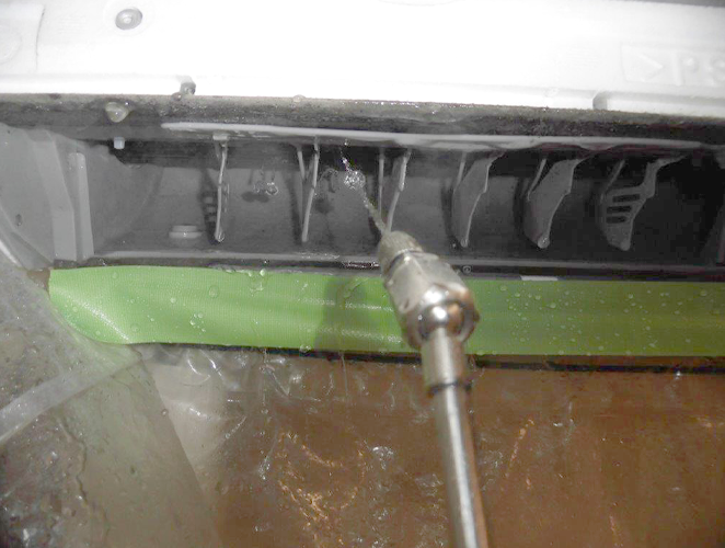 壁掛け型AC洗浄中